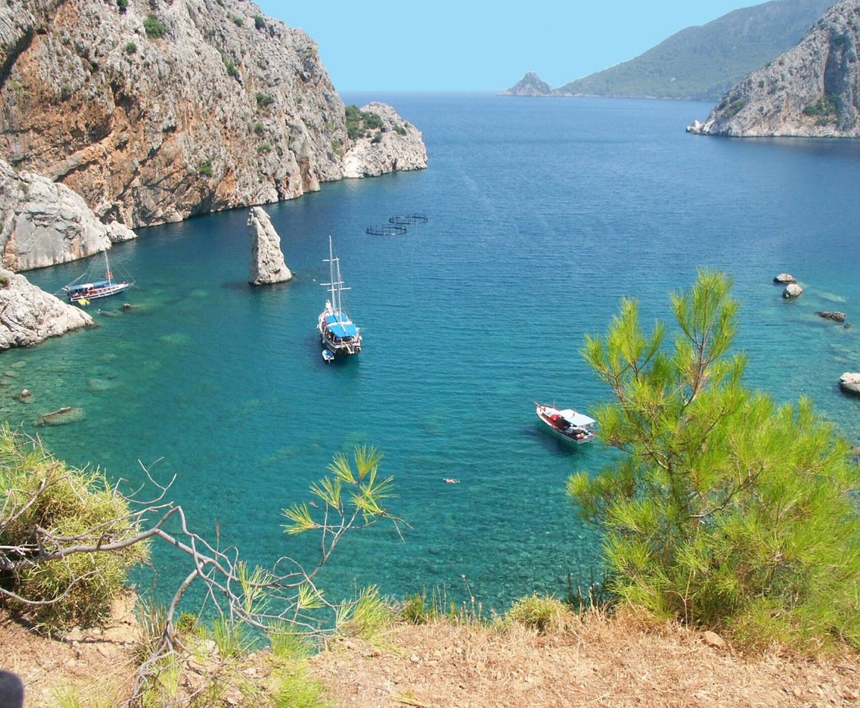 ADRASAN - GENOESЕ & AQUARIUM BAYS YACHT TOUR